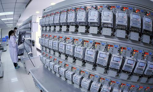 5月20日,北京市電能表計量檢定中心的技術人員進行智能電表性能檢測。新華社記者 李欣 攝