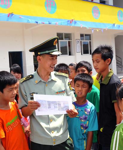 5月20日,邊防派出所的教導員秦曉林給緬甸籍小學生講解出入境知識。 當日,云南省西雙版納邊防支隊打洛邊防派出所的社區(qū)民警來到位于中緬邊境的勐??h友誼學校,給學校師生上國防教育課并給緬甸籍小學生們講解有關(guān)出入境方面的安全知識。該校315名在校小學生中招收有緬甸籍學生150名,其余學生的家庭也多在緬甸生活或做生意。6年前,當?shù)剡叿琅沙鏊团c這所國際學校建立了友好關(guān)系,并將該校定為愛民固邊助學點和國防知識授課點。 新華社記者 陳海寧 攝