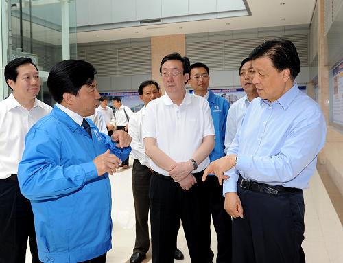 5月17日至20日,中共中央政治局常委、中央書記處書記劉云山在河南安陽、信陽等地調(diào)研。 這是5月19日,劉云山在河南羚銳制藥公司調(diào)研企業(yè)黨建工作。 新華社記者饒愛民攝