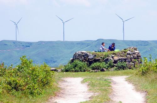 6月11日,兩名孩子在貴陽市花溪云頂風(fēng)電場附近玩耍。新華社記者 劉續(xù) 攝