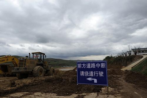 寧夏西吉遭遇56年來最強降雨 在寧夏西吉至甘肅靜寧的西靜公路21公里處,暴雨使公路發(fā)生垮塌(6月21日攝)。 6月19日20時至20日18時,寧夏西吉縣遭遇56年來最強降雨襲擊,最高降雨量達109mm,日降水量創(chuàng)有氣象記錄(1957年)以來歷史極值。據寧夏西吉縣初步統(tǒng)計,降雨造成吉強、平峰、王民、興平等14個鄉(xiāng)(鎮(zhèn))的農作物、房屋、道路等不同程度受損,直接經濟損失835.4萬元。 新華社發(fā)(李然 攝)