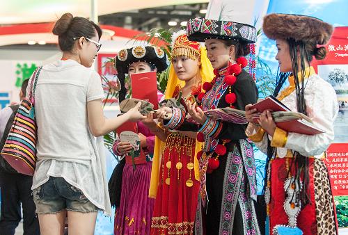 6月21日,在2013北京國(guó)際旅游博覽會(huì)上,工作人員身著民族服裝向參觀者發(fā)放宣傳品。 當(dāng)日,2013北京國(guó)際旅游博覽會(huì)在北京國(guó)家會(huì)議中心開幕,吸引了81個(gè)國(guó)家和地區(qū)的887家相關(guān)機(jī)構(gòu)前來(lái)參展。展會(huì)將于6月22日和23日向公眾開放。 新華社記者 張宇 攝