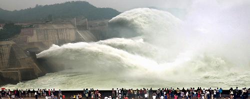6月22日,大批游客聚集在黃河小浪底出水口前觀看巨瀑飛瀉的景觀。新華社記者 王頌 攝