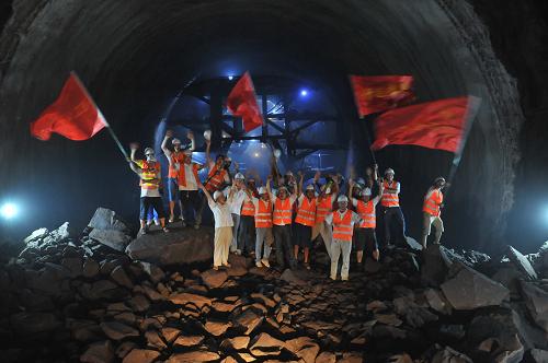 6月29日,參建職工們?cè)跉g慶隧道貫通。 當(dāng)日,位于重慶永川的成(成都)渝(重慶)鐵路客運(yùn)專線大安隧道順利貫通。這是截至目前成渝客專全線貫通的第一座5公里以上的長(zhǎng)大隧道,標(biāo)志著成渝客運(yùn)專線建設(shè)的重大節(jié)點(diǎn)中取得了又一階段性的勝利。 大安隧道位于重慶市永川區(qū)境內(nèi),全長(zhǎng)5054米,施工難度大、技術(shù)要求高、安全風(fēng)險(xiǎn)等級(jí)高,是成渝客運(yùn)專線的重點(diǎn)工程。該隧道于2010年10月31日正式開工建設(shè),是全線開工的第一個(gè)隧道。 新華社發(fā)(曹寧 攝)