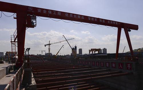 這是7月5日拍攝的北京地鐵施工工地。 由中國(guó)中鐵三局集團(tuán)承建的北京地鐵6號(hào)線二期工程目前正在加緊施工,預(yù)計(jì)該條地鐵線路2014年通車。 新華社記者 王建華攝