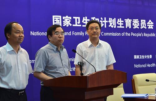 國家衛(wèi)生計生委舉行首場例行新聞發(fā)布會 7月10日,國家衛(wèi)生計生委的三位新聞發(fā)言人毛群安(中)、鄧海華(右)和姚宏文(左)在新聞發(fā)布會開始前集體亮相。 當(dāng)日,國家衛(wèi)生和計劃生育委員會召開首場例行新聞發(fā)布會,介紹食品安全標(biāo)準(zhǔn)相關(guān)工作情況。截至目前,國家衛(wèi)生計生委已制定公布了乳品安全標(biāo)準(zhǔn)、真菌毒素、農(nóng)獸藥殘留、食品添加劑和營養(yǎng)強(qiáng)化劑使用、預(yù)包裝食品標(biāo)簽和營養(yǎng)標(biāo)簽通則等303部食品安全國家標(biāo)準(zhǔn),覆蓋了6000余項食品安全指標(biāo)。 新華社記者 王全超 攝
