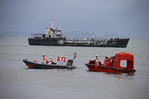 7月23日,南海救助局廣州基地桂山救助站的救援隊(duì)員在進(jìn)行救助演練。新華社記者 邢廣利 攝