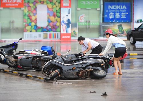 “飛燕”影響廣西 狂風(fēng)襲擊沿海地區(qū) 8月3日,在廣西欽州市欽州港巨龍步行街,兩名女士試圖扶起被風(fēng)吹倒的電動(dòng)車(chē)。 當(dāng)日,今年第9號(hào)強(qiáng)熱帶風(fēng)暴“飛燕”進(jìn)入北部灣東部海面。受其影響,廣西欽州、北海、防城港等沿海地區(qū)狂風(fēng)大作,嚴(yán)重影響市民出行。 新華社記者 黃孝邦攝