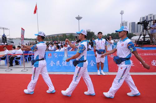 8月10日,圣火護(hù)衛(wèi)護(hù)送圣火進(jìn)入儀式現(xiàn)場(chǎng)。新華社記者 潘昱龍 攝