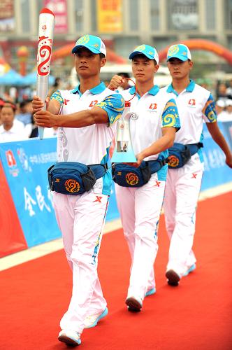 8月10日,圣火護(hù)衛(wèi)護(hù)送圣火進(jìn)入儀式現(xiàn)場(chǎng)。新華社記者 潘昱龍 攝
