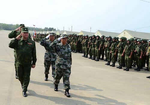 )“和平使命—2013”中俄聯(lián)合反恐軍事演習(xí)圓滿結(jié)束 8月15日,在俄羅斯切巴爾庫爾合同訓(xùn)練場,中俄雙方總導(dǎo)演在演習(xí)結(jié)束儀式上檢閱部隊(duì)。 北京時間8月15日17時許,中俄雙方在俄羅斯切巴爾庫爾合同訓(xùn)練場舉行結(jié)束儀式。中方總導(dǎo)演、沈陽軍區(qū)副司令員石香元宣布,“和平使命—2013”中俄聯(lián)合反恐軍事演習(xí)圓滿結(jié)束。 新華社發(fā)(譚長俊攝)