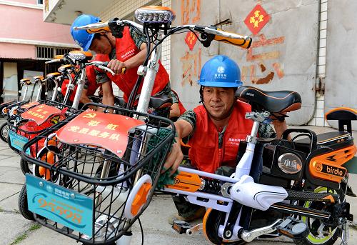 8月16日,黨員供電服務隊的成員在擦洗、保養(yǎng)他們的電動車。近日,冀北供電涿鹿縣分公司針對縣城小巷多,行車不方便,居民家中供電設備出現(xiàn)故障,趕到現(xiàn)場慢的問題,專門買來電動車,成立一支由7名共產(chǎn)黨員職工組成的電動車“彩虹”黨員供電服務隊。接到群眾撥打的供電故障電話,他們騎電動車抄近路,在第一時間到達現(xiàn)場快速維修,受到群眾好評。 新華社記者 楊世堯 攝