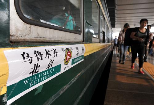 8月25日,進疆摘棉的農(nóng)民工在鄭州火車站準備上車。 當日,河南首趟進疆摘棉專列L29次從鄭州始發(fā)開往烏魯木齊,標志著2013年河南省棉農(nóng)運輸正式拉開帷幕。 據(jù)鄭州鐵路局介紹,8月25日到9月15日,鄭州鐵路局加開了20趟棉農(nóng)專列運送摘棉工進疆。為方便棉農(nóng)就近上車,節(jié)約棉農(nóng)旅途成本,這些列車將分別從棉農(nóng)較集中的商丘、許昌、寧陵等車站始發(fā)。 新疆是中國最大的優(yōu)質(zhì)棉生產(chǎn)基地,年產(chǎn)量占全國的1/3。到了收獲季節(jié),每年有近100萬人采棉工來到新疆,他們大多來自甘肅、河南、陜西等省份。 新華社記者 李博 攝