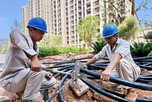 9月7日,施工人員在廈門市洋唐居住區(qū)保障性住房工程工地安裝電纜。福建省規(guī)模最大的保障性住房——廈門市洋唐居住區(qū)保障性住房工程自2011年6月20日開工建設(shè)以來(lái)進(jìn)展順利,如今正在加緊建設(shè)中。這一工程建設(shè)用地面積32.6公頃,總建筑面積約92萬(wàn)平方米,總投資約35億元,建設(shè)各類保障性住房11000多套,其中限價(jià)房1774套,公租房8100套,人才房760套,安置房480套,可容納約2.5萬(wàn)人,是一個(gè)以公共租賃房、保障性住房為主體,綜合配套商業(yè)、文化教育、公共交通、餐飲娛樂、社區(qū)服務(wù)等配套齊全的保障性安居工程綜合體。新華社記者 林善傳 攝