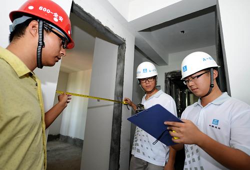 9月7日,施工人員在廈門市洋唐居住區(qū)保障性住房工程工地進(jìn)行質(zhì)量檢查。新華社記者 張國(guó)俊 攝