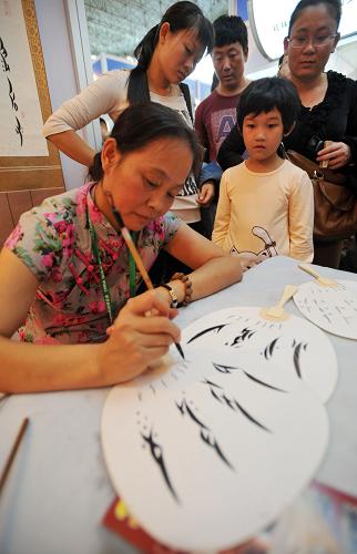 在第四屆中國桂林國際旅游博覽會(huì)上,女書藝術(shù)品創(chuàng)作引起大批游客的興趣和參觀(9月7日攝)。