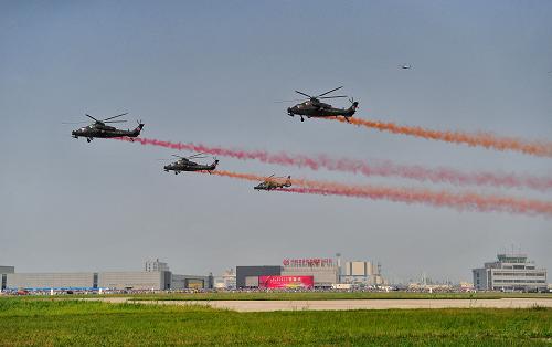 9月7日,陸航“風(fēng)雷”飛行表演隊(duì)武直-10、武直-9直升機(jī)編隊(duì)通場(chǎng)。 9月5日至9月8日,第二屆天津國(guó)際直升機(jī)博覽會(huì)舉行。陸航“風(fēng)雷”直升機(jī)飛行表演隊(duì)駕駛國(guó)產(chǎn)武直-10、武直-9直升機(jī)獻(xiàn)藝藍(lán)天,進(jìn)行組建以來(lái)的首次飛行表演。不同于珠海航展上的簡(jiǎn)單飛行展示,此次長(zhǎng)達(dá)25分鐘的飛行表演中,武直-10大“秀”飛行絕技,16個(gè)單機(jī)、雙機(jī)和多機(jī)動(dòng)作令人嘆為觀止。 新華社記者 楊光 攝