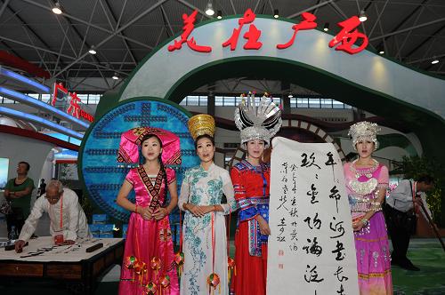 9月9日,廣西代表團(tuán)展臺(tái)前身著民族服裝的工作人員演唱民歌迎接來賓。 當(dāng)日,第九屆泛珠三角區(qū)域合作與發(fā)展論壇暨經(jīng)貿(mào)洽談會(huì)在貴陽市拉開帷幕。會(huì)議期間,泛珠“9+2”各方將就經(jīng)濟(jì)、社會(huì)、文化等方面進(jìn)行交流合作,并以“貴州共識(shí)”的形式,提出未來各方新的合作領(lǐng)域與內(nèi)容。 新華社記者 劉續(xù) 攝