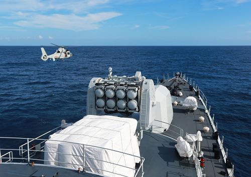 中國海軍艦艇編隊穿越赤道 9月15日,在中國海軍艦艇編隊穿越赤道時,“直九”型艦載直升機同時進(jìn)行了飛越赤道訓(xùn)練。 當(dāng)日,中國海軍出訪美國、澳大利亞、新西蘭海軍艦艇編隊在向澳大利亞航行途中穿越赤道時舉行“航行萬里心向黨、為國爭光闖深藍(lán)”簽名儀式。隨艦直升機進(jìn)行了飛越赤道訓(xùn)練。 新華社記者查春明攝