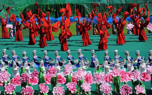 9月16日,演員在慶祝大會(huì)上表演舞蹈。當(dāng)日,四川省阿壩藏族羌族自治州建州60周年慶祝大會(huì)在州府馬爾康隆重舉行,來(lái)自阿壩全州13個(gè)縣的代表團(tuán)齊聚馬爾康共襄盛舉。新華社記者 薛玉斌 攝