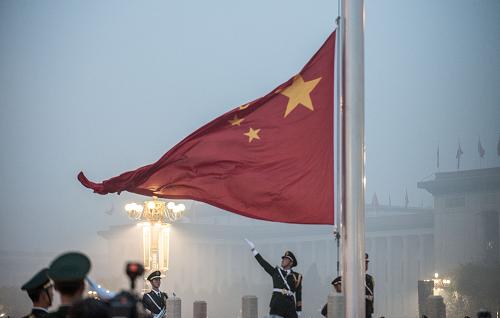 10月1日,國(guó)旗護(hù)衛(wèi)隊(duì)?wèi)?zhàn)士在天安門廣場(chǎng)升國(guó)旗。據(jù)天安門地區(qū)管理委員會(huì)統(tǒng)計(jì),當(dāng)日清晨,來(lái)自全國(guó)各地的約11萬(wàn)名群眾冒雨在北京天安門廣場(chǎng)觀看升國(guó)旗儀式,慶祝中華人民共和國(guó)成立64周年。新華社記者 張宇 攝