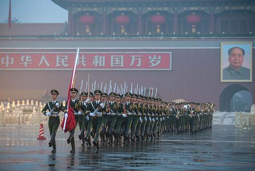 10月1日,國(guó)旗護(hù)衛(wèi)隊(duì)冒雨護(hù)衛(wèi)國(guó)旗走向天安門廣場(chǎng)。新華社記者 張宇 攝