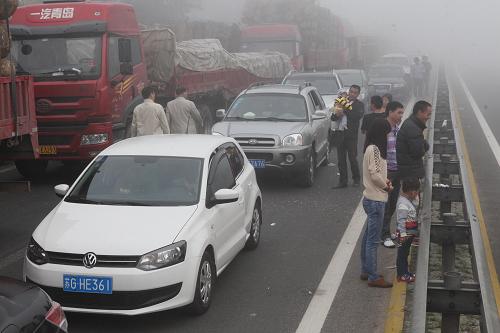 10月1日,車輛在同三高速江蘇贛榆入口處排起“長(zhǎng)龍”,司機(jī)和乘客下車查看情況。新華社發(fā)(司偉 攝)