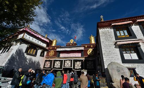 大昭寺成為西藏第二個(gè)國(guó)家5A級(jí)旅游景區(qū) 游客在大昭寺前參觀(10月4日攝)。 經(jīng)全國(guó)旅游景區(qū)質(zhì)量等級(jí)評(píng)定委員會(huì)組織評(píng)定,西藏拉薩大昭寺景區(qū)達(dá)到國(guó)家5A級(jí)旅游景區(qū)標(biāo)準(zhǔn),被批準(zhǔn)為國(guó)家5A級(jí)旅游景區(qū),成為西藏繼布達(dá)拉宮之后的第二個(gè)國(guó)家5A級(jí)旅游景區(qū)。 新華社記者 普布扎西攝