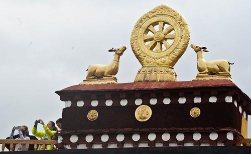 大昭寺成為西藏第二個(gè)國(guó)家5A級(jí)旅游景區(qū) 游客在大昭寺頂上拍攝留影(10月4日攝)。 經(jīng)全國(guó)旅游景區(qū)質(zhì)量等級(jí)評(píng)定委員會(huì)組織評(píng)定,西藏拉薩大昭寺景區(qū)達(dá)到國(guó)家5A級(jí)旅游景區(qū)標(biāo)準(zhǔn),被批準(zhǔn)為國(guó)家5A級(jí)旅游景區(qū),成為西藏繼布達(dá)拉宮之后的第二個(gè)國(guó)家5A級(jí)旅游景區(qū)。 新華社記者 普布扎西攝