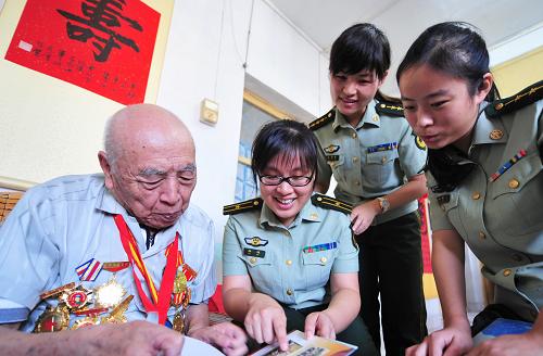 慰問(wèn)老戰(zhàn)士 共迎重陽(yáng)節(jié) 10月11日,福州邊檢站的官兵聆聽(tīng)抗戰(zhàn)老戰(zhàn)士王競(jìng)(左一)回憶革命經(jīng)歷。 當(dāng)日,福州邊檢站、福州海關(guān)、福州外輪代理公司和福州客運(yùn)站等單位的青年黨員走進(jìn)福建省軍區(qū)福州第二干休所,開(kāi)展 “敬老愛(ài)老學(xué)老 共迎重陽(yáng)節(jié)”活動(dòng),慰問(wèn)老革命家,聽(tīng)他們講述革命歷史故事,共同迎接重陽(yáng)節(jié)的到來(lái)。 新華社記者 魏培全 攝