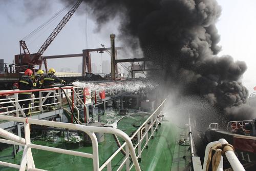 浙江寧波鎮(zhèn)海一油船發(fā)生爆炸事故致7死1傷 10月12日,救援人員對發(fā)生爆炸的油船進(jìn)行滅火處理。 據(jù)浙江省寧波市鎮(zhèn)海區(qū)政府消息,12日8時40分許,鎮(zhèn)海區(qū)一家船廠發(fā)生油船爆炸事故,截至13時,已造成7人死亡,1人受傷。 據(jù)了解,發(fā)生爆炸事故的油船“緒揚(yáng)11號”為300噸位的油船,當(dāng)時,這艘油船正在進(jìn)行修理。 新華社發(fā) (王杰 攝)