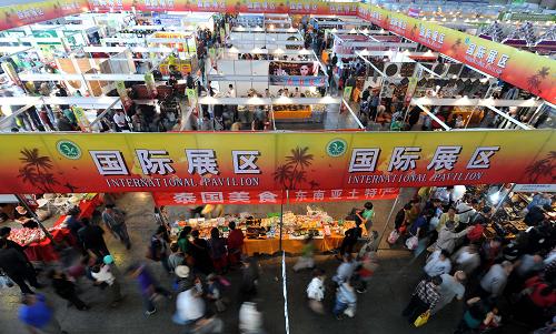 10月12日,眾多客商和消費者在第九屆中國昆明泛亞國際農(nóng)業(yè)博覽會上選購商品。 目前,為期五天的2013第九屆中國昆明泛亞國際農(nóng)業(yè)博覽會在昆明國際會展中心舉行。本次展會以“發(fā)展高原特色農(nóng)業(yè),探索現(xiàn)代農(nóng)業(yè)新路”為主題,共吸引了10多個國家和地區(qū)的1000多家企業(yè)參展。參展產(chǎn)品包括名特優(yōu)農(nóng)產(chǎn)品、農(nóng)業(yè)生產(chǎn)資料、園林花卉、農(nóng)業(yè)高新技術(shù)成果等,其中富有特色的各種綠色、生態(tài)、無公害食品尤其是優(yōu)質(zhì)瓜果蔬菜及花卉受到客商和消費者的青睞。 新華社記者 藺以光 攝