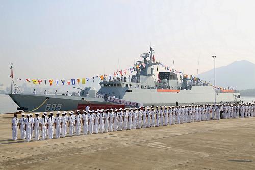 10月12日,“百色艦”入列命名儀式在南海艦隊(duì)三亞某基地軍港舉行。 當(dāng)日,海軍某新型導(dǎo)彈護(hù)衛(wèi)艦——“百色艦”入列命名儀式在南海艦隊(duì)三亞某基地軍港舉行。這標(biāo)志著該艦正式加入人民海軍戰(zhàn)斗序列,成為南海艦隊(duì)某水警區(qū)首艘新型導(dǎo)彈護(hù)衛(wèi)艦,進(jìn)一步提升了海軍防御作戰(zhàn)力量。 新華社發(fā)