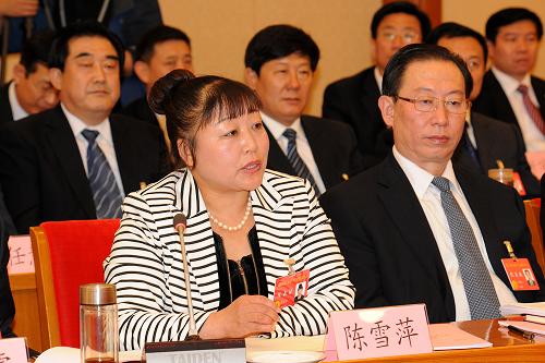 10月19日,在工會(huì)十六大山東代表團(tuán)分組討論會(huì)上,來(lái)自山東三箭置業(yè)集團(tuán)有限公司的油漆粉刷工陳雪萍說(shuō):我是從一名普通的農(nóng)民工干起來(lái)的,我知道農(nóng)民工來(lái)到一個(gè)城市不容易。這些年,社會(huì)各界提出把維護(hù)農(nóng)民工合法權(quán)益作為工會(huì)維權(quán)工作的重中之重,工會(huì)做了不少工作,我們農(nóng)民工心里更踏實(shí)了。 新華社記者 何俊昌 攝