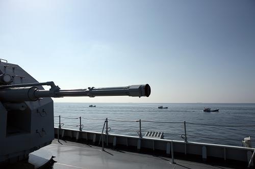 10月25日,在亞丁灣海域,井岡山艦為遠(yuǎn)洋漁船實(shí)施特殊護(hù)衛(wèi)。 當(dāng)?shù)貢r(shí)間10月25日凌晨,中國(guó)海軍第十五批護(hù)航編隊(duì)井岡山艦采取伴隨護(hù)航的方式,開始為來自我國(guó)福建省福州宏?yáng)|遠(yuǎn)洋漁業(yè)有限公司的8艘遠(yuǎn)洋漁船進(jìn)行護(hù)航,這也是我國(guó)海軍第十五批護(hù)航編隊(duì)首次為我國(guó)小噸位漁船編隊(duì)護(hù)航。這8艘漁船分別是福遠(yuǎn)漁801至808號(hào),它們從福州啟航后經(jīng)停新加坡港穿越亞丁灣海域,計(jì)劃駛往非洲西部的毛里塔尼亞努瓦迪布港。據(jù)了解,每艘漁船的長(zhǎng)度不足25米,干舷不到1米,載重89噸,航速不足10節(jié),而且每艘船僅有5名船員,均無武裝安保人員。由于漁船干舷低、航速慢,因此極易遭受海盜襲擊。據(jù)悉,為確保漁船航行安全,井岡山艦將延長(zhǎng)護(hù)航路線,將其護(hù)送穿越曼德海峽,預(yù)計(jì)31日上午抵達(dá)紅海中部海域后解護(hù),整個(gè)航程約1200海里。 新華社發(fā)(胡志亮攝)