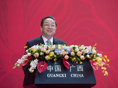 10月26日,以“擴(kuò)大交流合作,共同振興中華”為主題的第九屆兩岸經(jīng)貿(mào)文化論壇在廣西南寧隆重開幕。中共中央政治局常委、全國(guó)政協(xié)主席俞正聲出席開幕式并發(fā)表演講。 新華社記者王曄攝