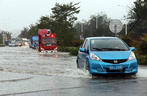 三亞受強(qiáng)臺(tái)風(fēng)“海燕”影響嚴(yán)重 11月10日,車輛駛過三亞市荔枝溝路積水路段。 當(dāng)日,受強(qiáng)臺(tái)風(fēng)“海燕”影響,海南省三亞市籠罩在狂風(fēng)暴雨中,多處道路積水。三亞鳳凰國(guó)際機(jī)場(chǎng)已經(jīng)啟動(dòng)大面積航班延誤紅色預(yù)警。截至17時(shí),三亞鳳凰機(jī)場(chǎng)已取消航班207架次,1.6萬名旅客受到影響。 新華社記者 鄭瑋娜 攝