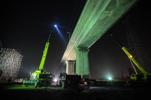 12月21日,杭州余杭供電公司工作人員在登高車上進行拆線作業(yè)。 當日凌晨2時,在零攝氏度的氣溫中,兩臺起重臂將作業(yè)人員送到25米的高空,解除橫跨在杭州余杭地區(qū)一處高鐵線路上方的輸電導線,排除了高鐵和臨近高速公路的安全隱患。 據施工方介紹,滬杭高速和滬杭高鐵投入使用后,橫跨上方的110千伏松合南苑支線退出運行,但其存留的線路仍對高鐵、高速公路的安全運行造成威脅。 新華社記者 徐昱攝