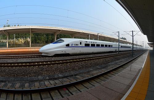 廈深鐵路全線正式開通運營 這是從廈門北開出的D2333次首發(fā)列車飛速駛過位于福建省漳州市臺商投資區(qū)的角美站(12月28日攝)。 當日,作為貫通我國東南沿海的快速鐵路通道,連接廈門、汕頭和深圳3個經(jīng)濟特區(qū)的廈深鐵路全線正式開通運營。 新華社記者魏培全攝