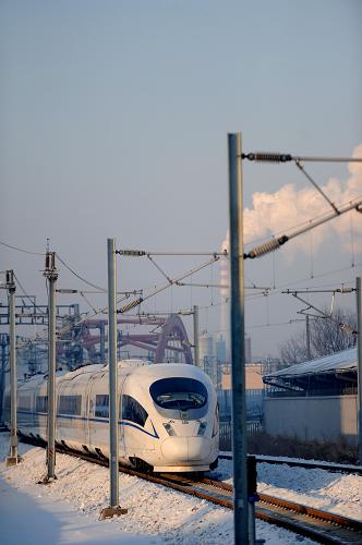 全國鐵路調(diào)整列車運(yùn)行圖 12月28日,一列動車組列車緩緩駛?cè)爰质¢L春火車站。 當(dāng)日,中國鐵路總公司實(shí)施新的列車運(yùn)行圖,全國鐵路增開客車75對,經(jīng)過此次調(diào)圖,全國鐵路開行的旅客列車達(dá)到2369對。 新華社記者張楠攝