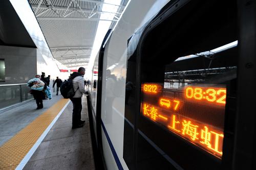 12月28日,在吉林省長春火車站,旅客登上新開通的G1212次長春至上海虹橋直通動車組列車。 當(dāng)日,中國鐵路總公司實(shí)施新的列車運(yùn)行圖,全國鐵路增開客車75對,經(jīng)過此次調(diào)圖,全國鐵路開行的旅客列車達(dá)到2369對。 新華社記者張楠攝