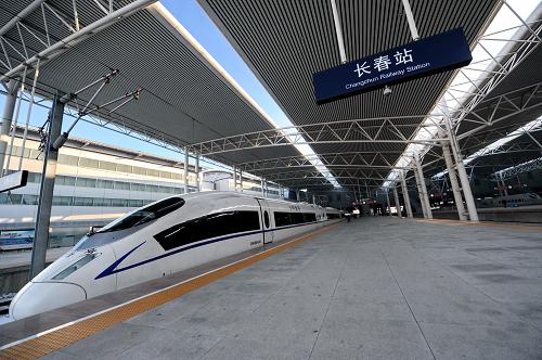 12月28日,新開通的G1212次長春至上海虹橋直通動車組列車從吉林省長春站駛出。 當(dāng)日,中國鐵路總公司實(shí)施新的列車運(yùn)行圖,全國鐵路增開客車75對,經(jīng)過此次調(diào)圖,全國鐵路開行的旅客列車達(dá)到2369對。 新華社記者張楠攝