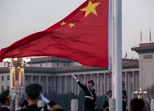1月1日,國(guó)旗護(hù)衛(wèi)隊(duì)在升國(guó)旗。當(dāng)日清晨,來(lái)自全國(guó)各地的近兩萬(wàn)名群眾在北京天安門(mén)廣場(chǎng)觀看隆重的升國(guó)旗儀式,迎接2014年的到來(lái)。新華社記者 張宇 攝