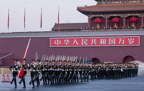 1月1日,國(guó)旗護(hù)衛(wèi)隊(duì)護(hù)送國(guó)旗通過(guò)長(zhǎng)安街。新華社記者 張宇 攝