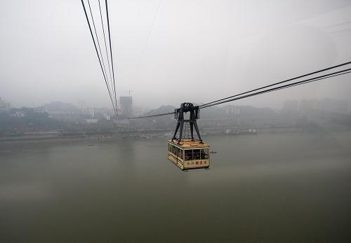 1月1日,長(zhǎng)江索道上的索道車(chē)廂在寬闊的長(zhǎng)江江面上運(yùn)行。新華社記者 劉潺 攝