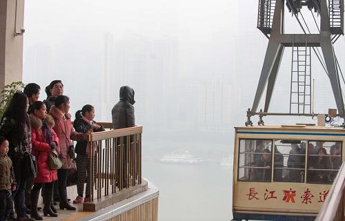1月1日,長(zhǎng)江索道上的索道車(chē)廂在緩慢地駛進(jìn)站臺(tái)。新華社記者 劉潺 攝