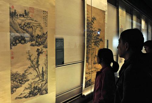 “明四大家特展——沈周”臺北開展 1月10日,參觀者在“明四大家特展——沈周”展上欣賞展品。 當(dāng)日,由臺北故宮博物院舉辦的“明四大家特展——沈周”開展。展覽精選沈周書畫及其師友作品69組件,分為“沈周的藝術(shù)淵源”、“沈周的書法藝術(shù)”、“沈周的畫藝特色”三部分,涵蓋沈周師友文藝與收藏概況、書法成就、畫藝發(fā)展脈絡(luò)等。 據(jù)了解,臺北故宮博物院典藏的明四大家(沈周、文征明、唐寅、仇英)書畫作品數(shù)量可觀,質(zhì)量精良。此次“明四大家特展”將分4期舉行:沈周展期為1月10日-3月31日、文征明展期為4月3日-6月30日、唐寅展期為7月4日-9月29日、仇英展期為10月10日-12月29日。 新華社發(fā)(吳景騰 攝)
