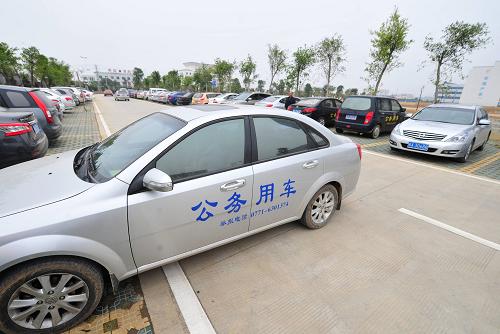 廣西:公務(wù)車貼標(biāo)“實名”上路 在南寧街頭,廣西-東盟經(jīng)濟技術(shù)開發(fā)區(qū)的公務(wù)車車身已經(jīng)貼上“公務(wù)用車”標(biāo)識(1月9日攝)。 從今年開始,廣西-東盟經(jīng)濟技術(shù)開發(fā)區(qū)實行公務(wù)用車“實名”上路,138輛公車車身全部粘貼“公務(wù)用車”標(biāo)識,并附上舉報電話,公開接受社會監(jiān)督。 新華社記者 黃孝邦 攝