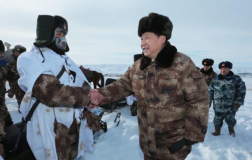 習近平春節(jié)前夕冒嚴寒踏冰雪慰問邊防官兵 1月26日,馬年春節(jié)來臨之際,中共中央總書記、國家主席、中央軍委主席習近平專程來到內蒙古軍區(qū)邊防某部,親切看望慰問戍邊官兵。 這是1月26日上午,習近平來到祖國邊疆的內蒙古阿爾山,冒著零下30多攝氏度的嚴寒,迎風踏雪慰問在邊防線上巡邏執(zhí)勤的官兵。習近平稱贊說,你們戰(zhàn)風雪、斗嚴寒,穿行在林海雪原,巡邏在邊防線上,我很受感動。大家辛苦了,祖國和人民感謝你們。 新華社記者李剛攝
