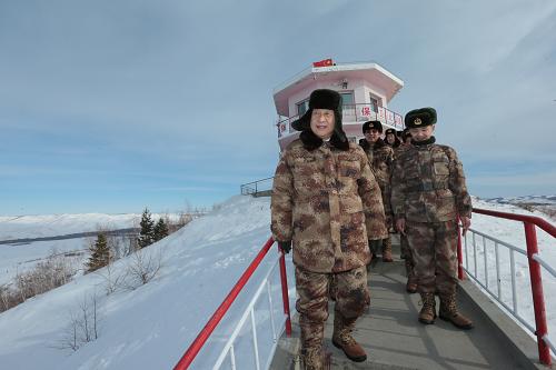這是1月26日上午,習(xí)近平來到內(nèi)蒙古邊防某團(tuán)三角山哨所,看望正在執(zhí)勤的戰(zhàn)士。 新華社記者李剛攝